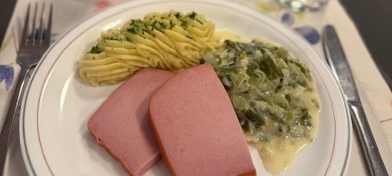 Fleischkäs mit Kartoffelbrei und Lauchgemüse