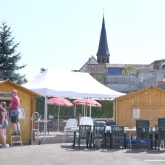 Das Parkdeck der Gemeindewerk wird vom Hundeverein für das Fest vorbereitet