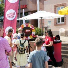 die neue welle lockte viele Besucherinnen und Besucher mit ihrem Glücksrad und tollen Preisen an