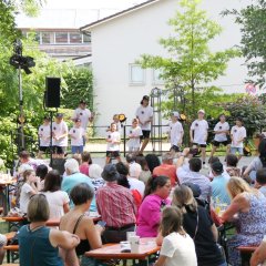 Gute Stimmung auf und vor der Bühne im Park der Villa Wieser