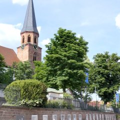 Helmut Dudenhöffer zeigt seine großformatigen Fotografien an der Mauer des Kirchbergs