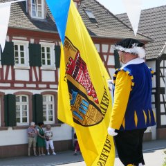 Die Annweiler Trifelsherolde wurden vom Fanfarenzug Herxheim eingeladen