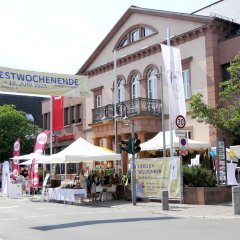 Die Hauptstraße vor der Rathaus kurz bevor das Fest beginnt