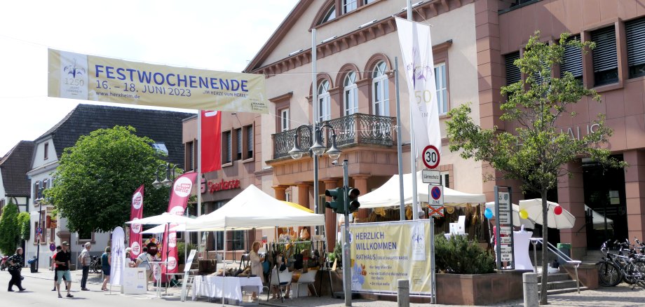 Die Hauptstraße vor der Rathaus kurz bevor das Fest beginnt