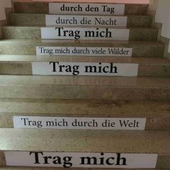 Poetische Gestaltung der Treppe durch das Atelier der Worte