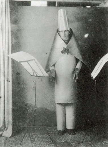Hugo Ball im Cabaret Voltaire. 