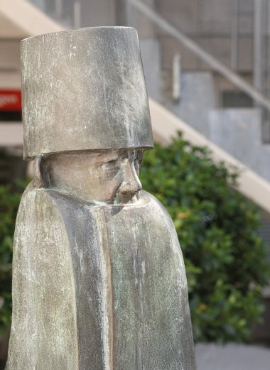 Bronzeplastik des Dadaismus-Mitbegründers, Pazifisten und Schriftstellers Hugo Ball,  dessen Wurzeln in Herxheim liegen.