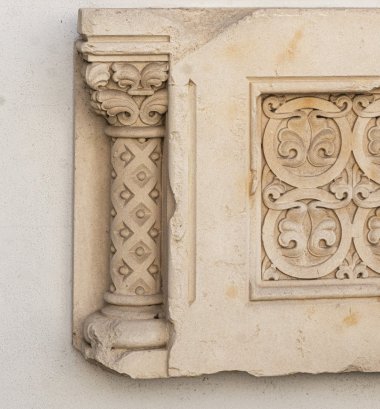 Synagogenstein Der Ornamentstein erinnert an die 1842 erbaute und 1938 zerstörte Synagoge – ein stilles Mahnmal der Geschichte.