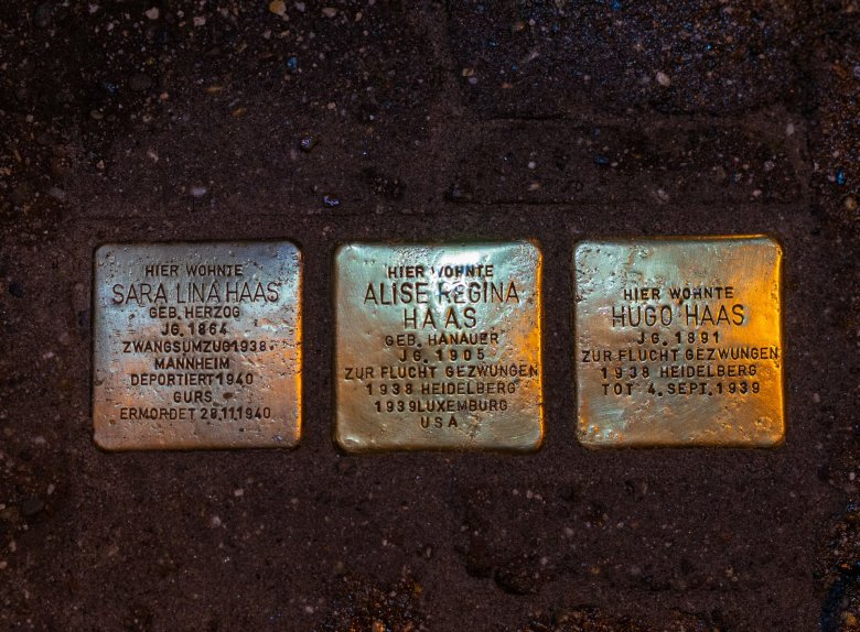 STOLPERSTEINE erinnern auch an Herxheimer jüdische Bürgerinnen und Bürger, die Opfer des Nationalsozialismus wurden. 