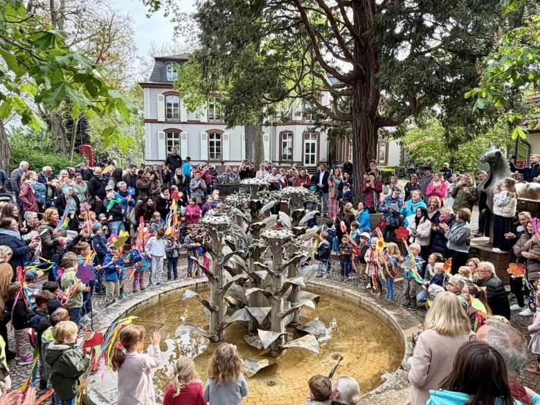 Im Frühling wird der Brunnen gemeinsam mit Kita-Kindern "eröffnet". Über die Wintermonate ist er abgestellt. 