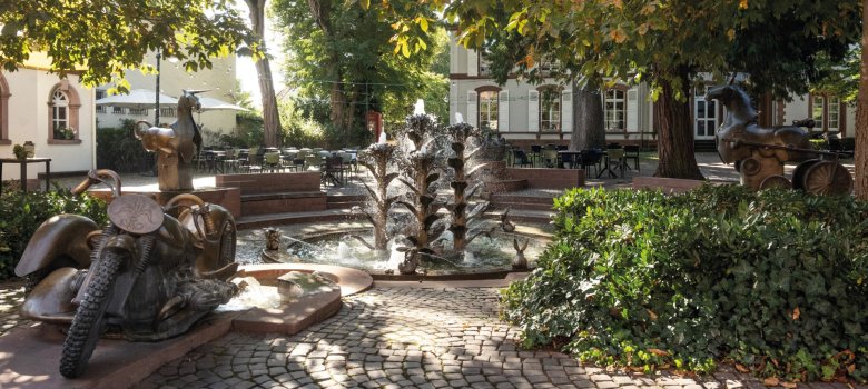 Der von Barbara und Prof. Gernot Rumpf gestaltete Brunnen bildet mit der Villa Wieser das lebendige Herz Herxheims.