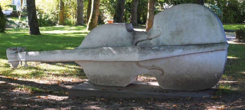 Kunst findet man überall im Park der Villa Wieser