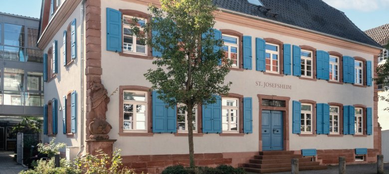 Altenzentrum St. Josef 1847 als Suppenküche gegründet, wurde St. Josef später Heim für Bedürftige und ist heute ein modernes Altenzentrum.