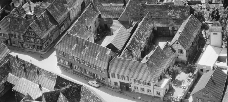 Zwei Gaststätten nebeneinander: Zum Goldenen Adler und Zum Ochsen. 