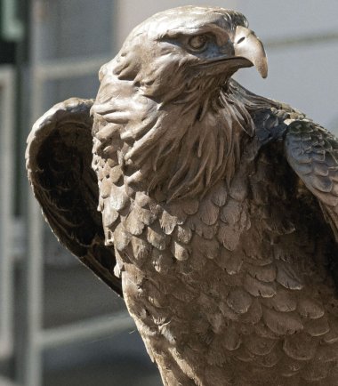 Die Bronzeplastik erinnert an das einstige Gasthaus „Zum Goldenen Adler“ und markiert dessen früheren Standort.