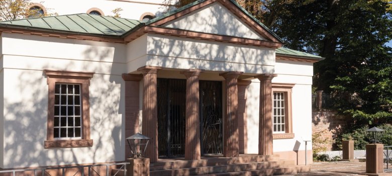 Kriegergedächtniskapelle Ursprünglich als „Wacht- und Arresthaus“ errichtet, heute Gedenkstätte auf dem unteren Kirchberg. Mit Portikus, dorischen Säulen und Dreiecksgiebel.