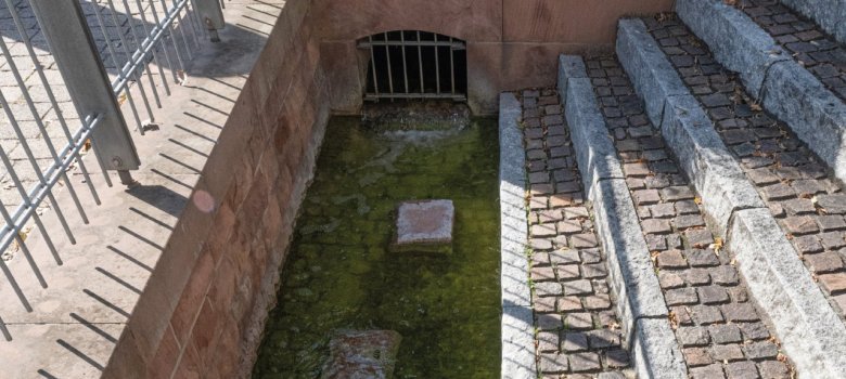 Das Dorfbächel prägte Herxheims Ortsbild über mehrere Jahrhunderte. Seit 1992 erinnert ein Denkmal an seine Geschichte.