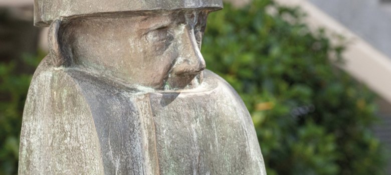 Bronzeplastik des Dadaismus-Mitbegründers, Pazifisten und Schriftstellers Hugo Ball, der enge Wurzeln in Herxheim hatte.