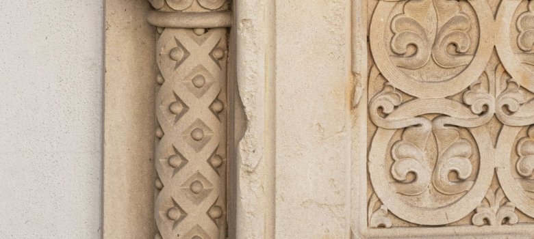 Synagogenstein Der Ornamentstein erinnert an die 1842 erbaute und 1938 zerstörte Synagoge – ein stilles Mahnmal der Geschichte.