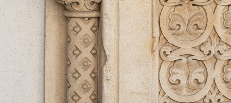 Synagogenstein Der Ornamentstein erinnert an die 1842 erbaute und 1938 zerstörte Synagoge – ein stilles Mahnmal der Geschichte.