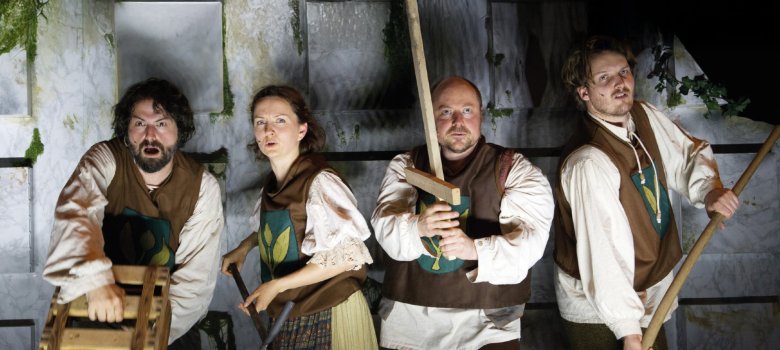 1984 gegründet, bespielt das kreative Profi-Ensemble seit 1992 den ehemaligen Dorftanzsaal im „Bayrischen Hof“ mit gefeierten Theaterproduktionen.