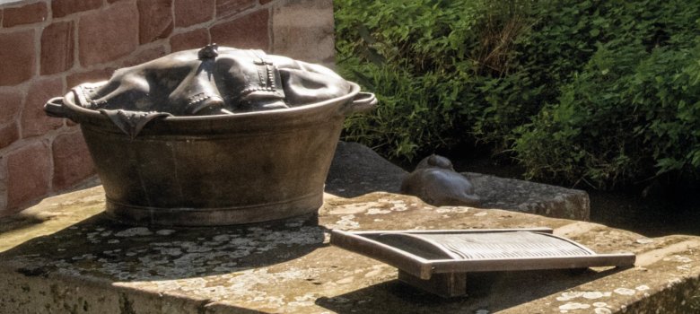 Waschplatz Erinnerung an Zeiten, in denen Wäsche von Hand und im Freien gewaschen wurde. Wer sieht die Rumpf-Maus?