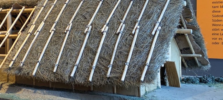 Museum Der Nachbau eines steinzeitlichen Langhauses ist im Museum zu sehen.