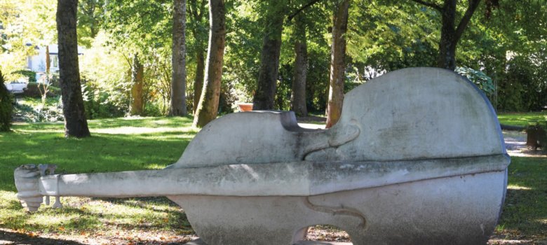 Kunst findet sich auch im Park der Villa Wieser