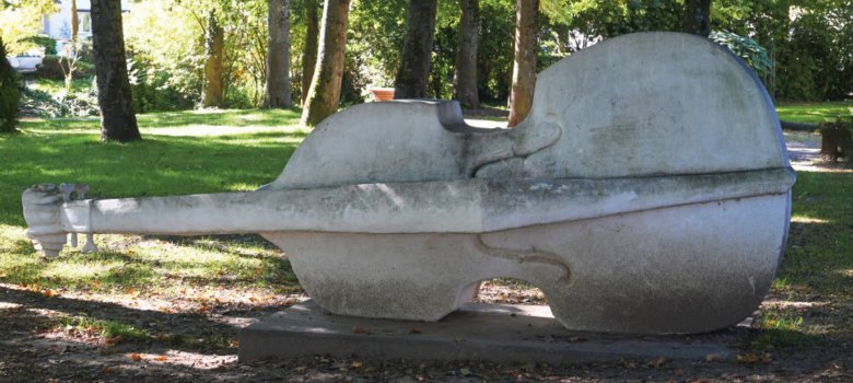 Kunst findet man überall im Park der Villa Wieser